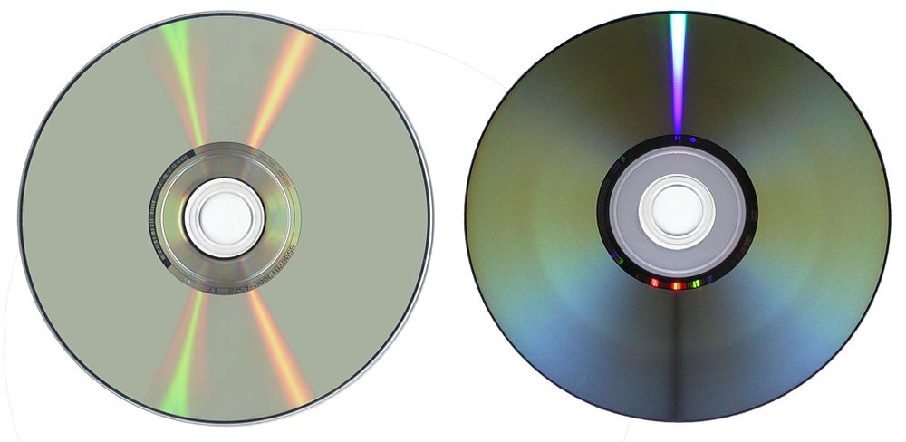 左：DVD-ROM的读取面 右：DVD-R的读取面