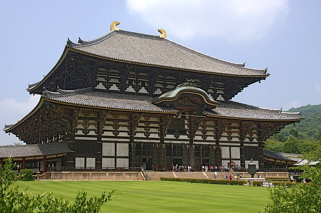 Le Daibutsu-den (salle du Bouddha) du Tōdai-ji, qui abrite la statue colossale en bronze de 14,73 mètres représentant Vairocana.