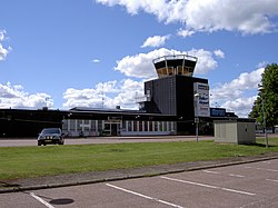 Dala Airport, terminal 1 (huvudterminalen) och flygplatsens parkering.