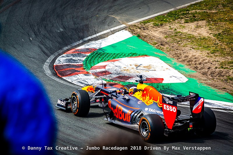 File:Daniel Ricciardo - Circuit Zandvoort - Jumbo Race Dagen 2018 Driven by Max Verstappen (28406625448).jpg