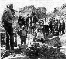 ג'פרי ביבי בחפירות מצודת בחריין בשנות ה-50 של המאה ה-20.