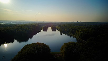 So kommt man zu Decksteiner Weiher mit den Öffentlichen - Mehr zum Ort Hier