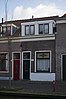 Woonhuis in blokjes van twee woningen, in oorsprong arbeiderswoningen, uit de tweede helft van de 19e eeuw in traditionele vormen.