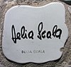 Autografo di Delia Scala sul muretto di Alassio