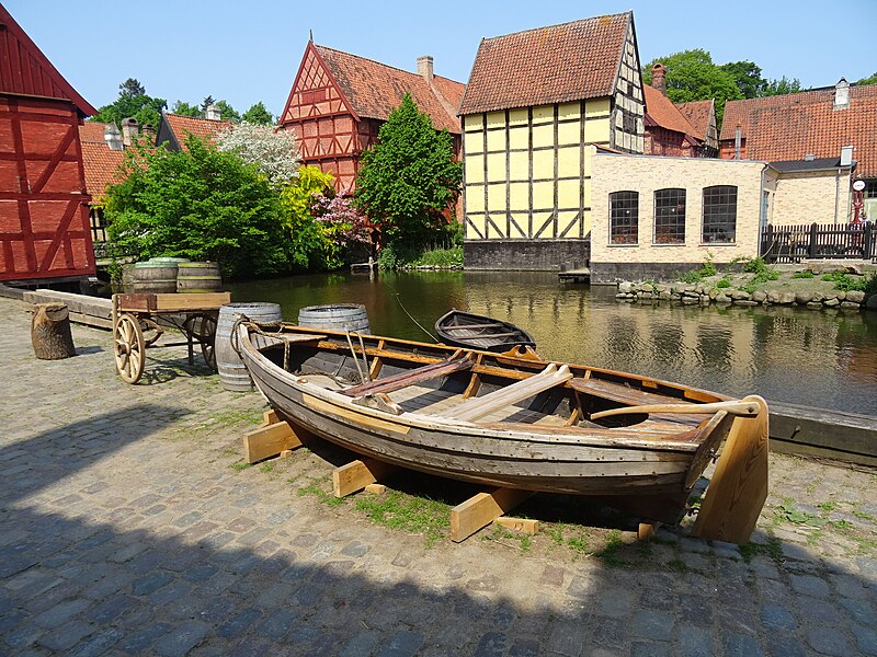 File:Den Gamle By - Robåd ved havnen.jpg