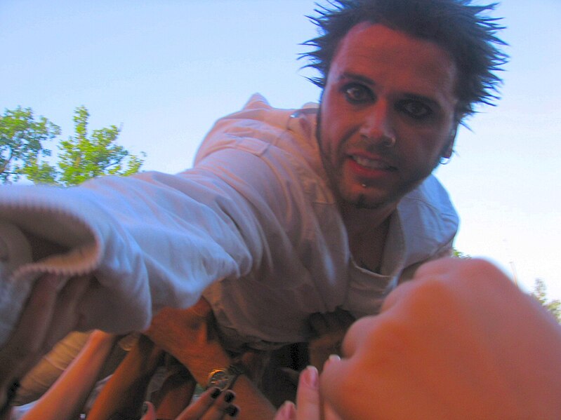 File:Dero (OOMPH!) at Ruisrock 2006 - crowdsurfing.jpg