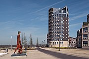 Los modernos edificios residenciales en el IJsselkade con la escultura Passi d'Oro de Roberto Barni