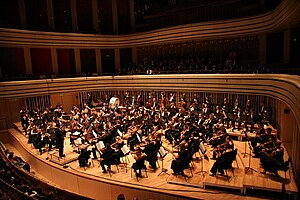 La Orquesta Donhnanyi actuando. El director de esta orquesta tiene los segundos violines a su derecha. Los contrabajos están al fondo, de acuerdo con la colocación alemana.