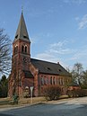 Dorfkirche mit Grabstein und Gedenkstein an der Kirche