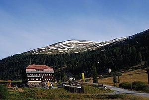 Dr.-Josef-Mehrl-Hütte von Süden, im Hintergrund der Klölingnock (2178 m ü. A.)