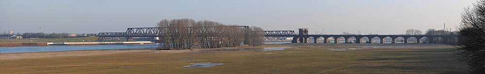 Panorama över järnvägsbron Duisburg-Hochfelder