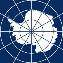 Der weiße Kontinent Antarktika auf einem blauen Grund. Von der Bildmitte gehen in gleichem Abstand zueinander 12 Linien ab. Außerdem sind von der Mitte ausgesehen drei größer werdende Kreise auf dem Bild.