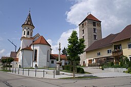 Dorfmitte von Emerkingen im Alb-Donau-Kreis mit Kirche und Römerturm