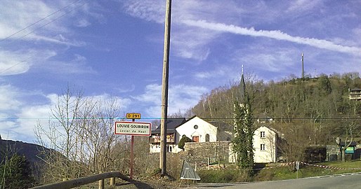 Entrée dans Louvie-Soubiron.