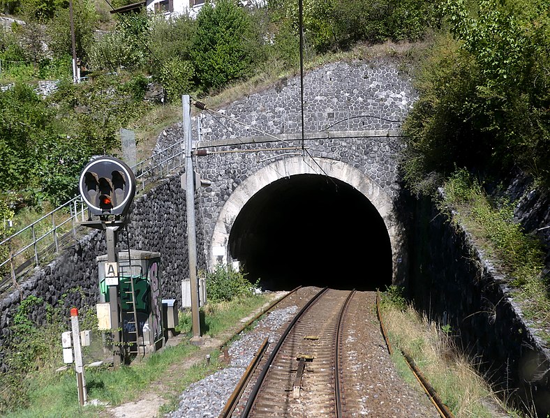 File:Entrée haute du Tunnel de la Boucle (septembre 2022).JPG