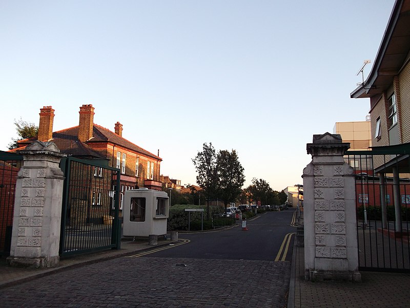 File:Entrance to South Western Hospital - geograph.org.uk - 4778729.jpg