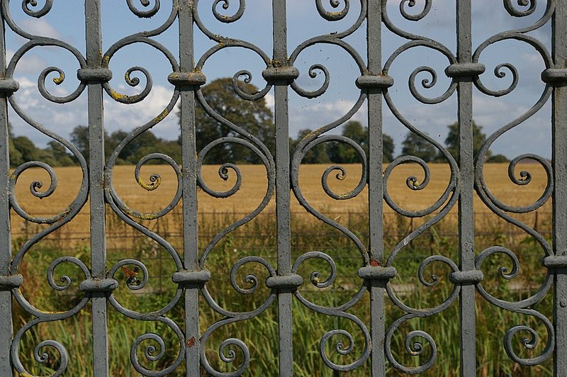 File:Erddig Hall, gardens, ornamental gate - geograph.org.uk - 2205758.jpg