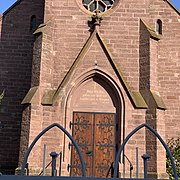 Porche de l'église avec un verset en allemand