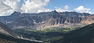 <span class="mw-page-title-main">Evelyn Peak</span> Mountain peak in Jasper NP, Alberta, Canada