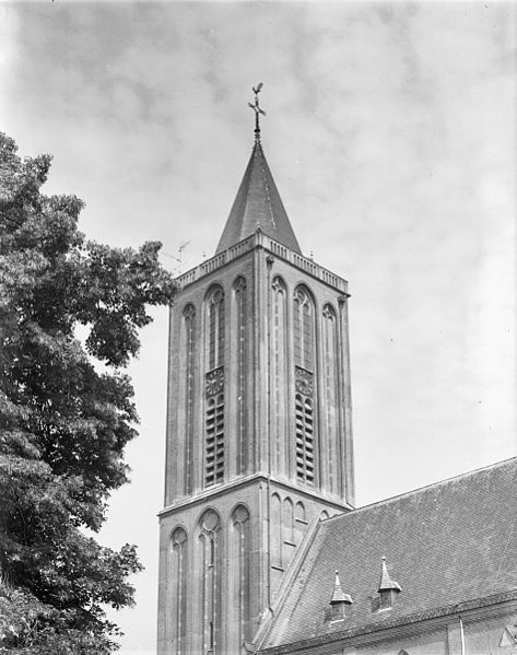 File:Exterieur toren noord-oost zijde - Bussum - 20046107 - RCE.jpg