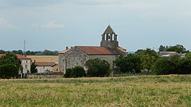 FR 79 Saint-Martin-de-Bernegoue - Vue éloignée de l'église.jpg