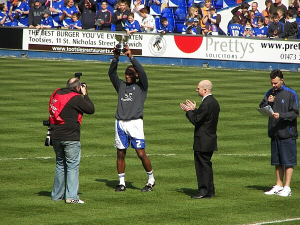 Fabian Wilnis, winner for the 2005–06 season, with the trophy.