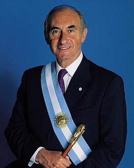 Fernando de la Rúa med bastón og banda de presidente.jpg