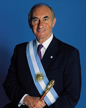 Fernando de la Rúa (né le 15 septembre 1937 à Córdoba). Président de l'Argentine du 10 décembre 1999 au 20 décembre 2001. Face à une grave rébellion populaire, il dut se démettre, ayant à peine accompli la moitié de son mandat.