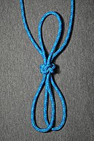 Fiador knot (англ.), Fiador knot, Ole fiador knot, Theodore knot[1], Hackamore diamond knot. Двойная петля. Однопрядная адаптация морского брилинтового узла.(693), который вяжется из 4-х. Ковбои используют его, как упряжку или запасную уздечку[1]. [abok 209]
