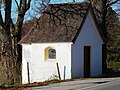 Wegkapelle an der Leitzachtaler Straße in Winkl, Gemeinde Fischbachau, Landkreis Miesbach, Regierungsbezirk Oberbayern, Bayern. In der Bayerischen Denkmalliste unter Aktennummer D-1-82-114-133 als Baudenkmal aufgeführt. Laut Denkmalliste 1926 in alter Form wieder aufgebaut.