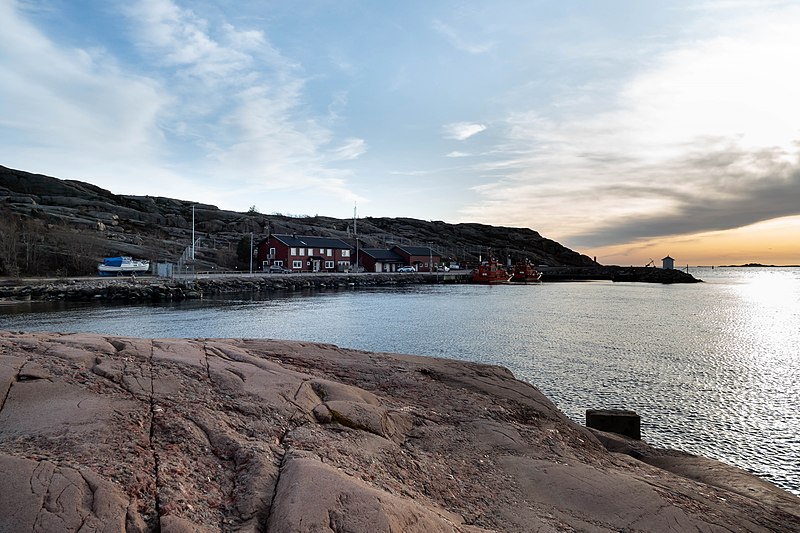 File:Fiskebäcksvik harbor 2.jpg