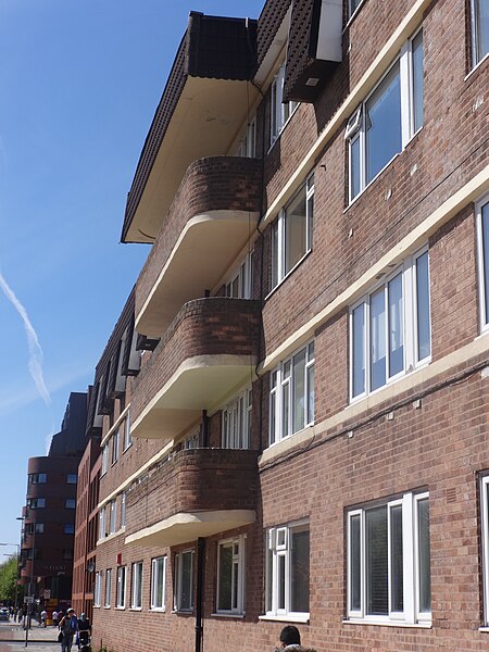 File:Flats on Myrtle Street 07 May 2015.jpg