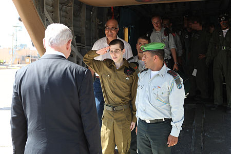 Flickr - Israel Defense Forces - Gilad Shalit Salutes Israel Prime Minister Benjamin Netanyahu.jpg