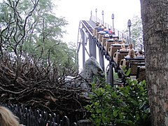 Le lift hill, avec un hippogriffe en animatronique (Universal Island's of Adventure).