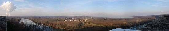 Panorama sur la vallée de la Garonne avec en arrière-plan la centrale nucléaire de Golfech.