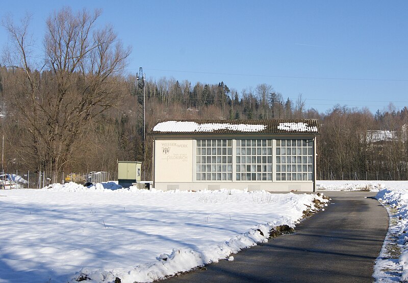 File:Frastanz-Vertikalbrunnen Holzplatz-Wasserwerk Feldkirch-01ASD.jpg