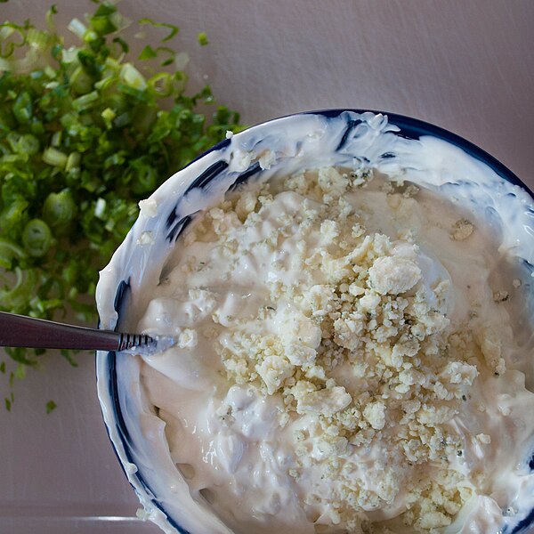 File:Fromage fort du Dauphiné malaxé avec de la crème et de la ciboulette.jpg