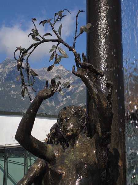 File:Garmisch Richard-Strauss-Brunnen Daphne (3964985281).jpg