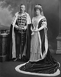 De markies en markiezin van Ailesbury in kroningsgewaden. (1911) Bij de kroning van koningin Elizabeth II in 1953 droeg de adel nog deze ceremoniële kleding.