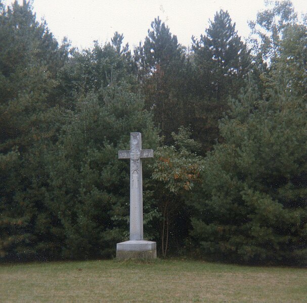 File:Georgia Marble Cross in Cemetery at St. Gregory's Abbey, Three Rivers.jpg