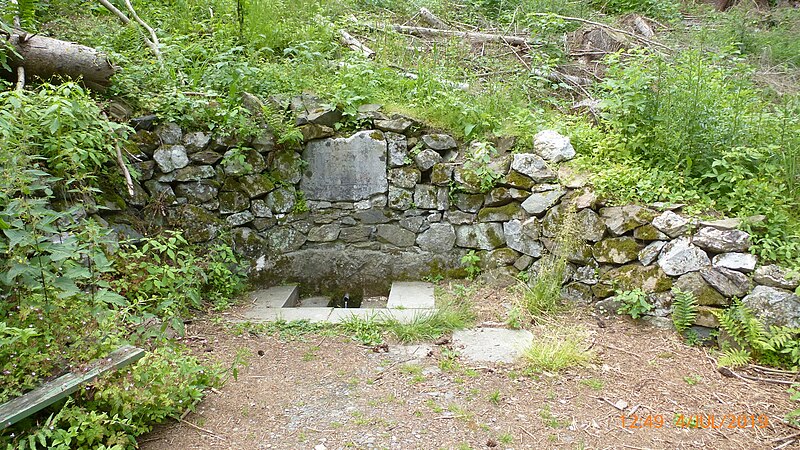 File:Gesundheitsbrunnen in Neuwerk 2.jpg