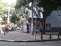 Esquina de banca das Loterias, ao lado do lugar onde havia outra banca de revista (onde há parte da calçada quebrada)