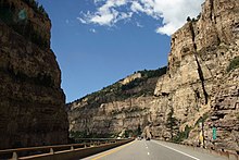 Une voie ferrée, une rivière et une autoroute à deux niveaux suivant un étroit canyon