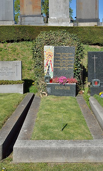 File:Grave of Wallauschek Feeg families, Hietzinger Friedhof.jpg
