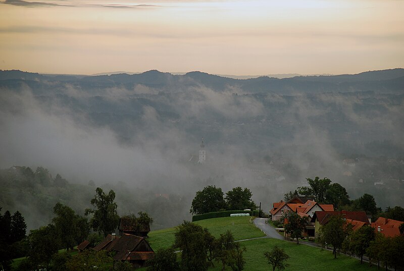 File:Greisdorf Nebel über St Stefan.jpg