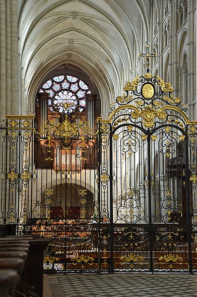 File:Grille du choeur orgue et rosace ouest de la cathedrale de Laon DSC 0151.jpg