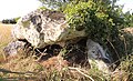 Grand dolmen à table épaisse et pas ruiné.