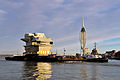 Die vordere Insel der HMS Queen Elisabeth verlässt Portsmouth, Februar 2013