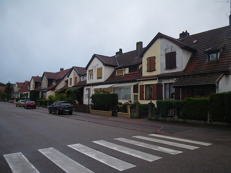 File:Hagondange - Rue du Maréchal Foch - Houses - 1.jpg