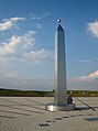 Die Sonnenuhr mit dem Obelisken aus Edelstahl als Zeiger für die Wahre Ortszeit